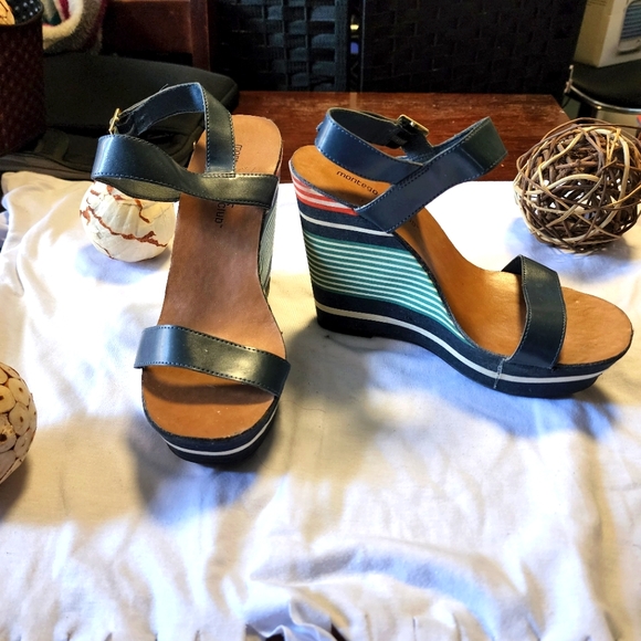 These lovely pair of Sandals are waiting to be chosen!!! - Picture 2 of 10